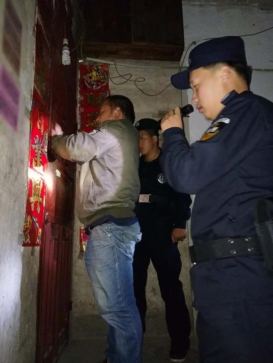 挽澜乡粗心妈妈误将幼女锁家中 民警全城寻开锁师傅开门