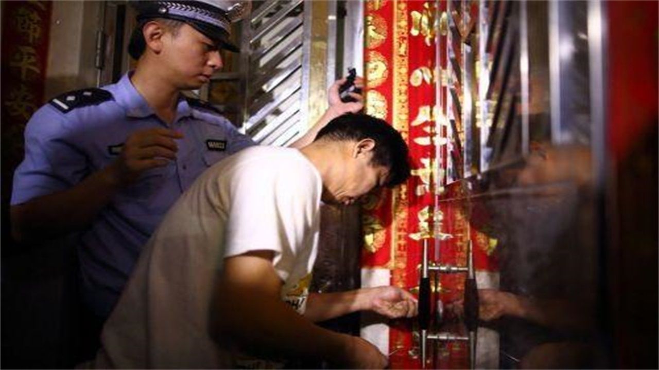 挽澜乡请开锁师傅开了锁后，师傅为什么一般都不进门，就算主人请也不进去？